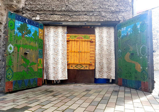 Painting of the gate in the courtyard of St. Nicholas Church in Tallinn.  Роспись ворот во дворе Никольской церкви в Таллине. Сцена для детских представлений.